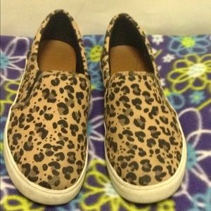 Women's sneakers size8 1/2no tear signs of wear